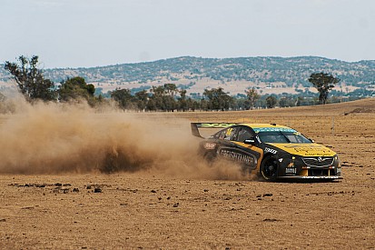 Презентация на ферме: команда Supercars устроила дрифт в поле