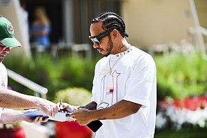 Hamilton egészen laza megjelenése Bahreinben