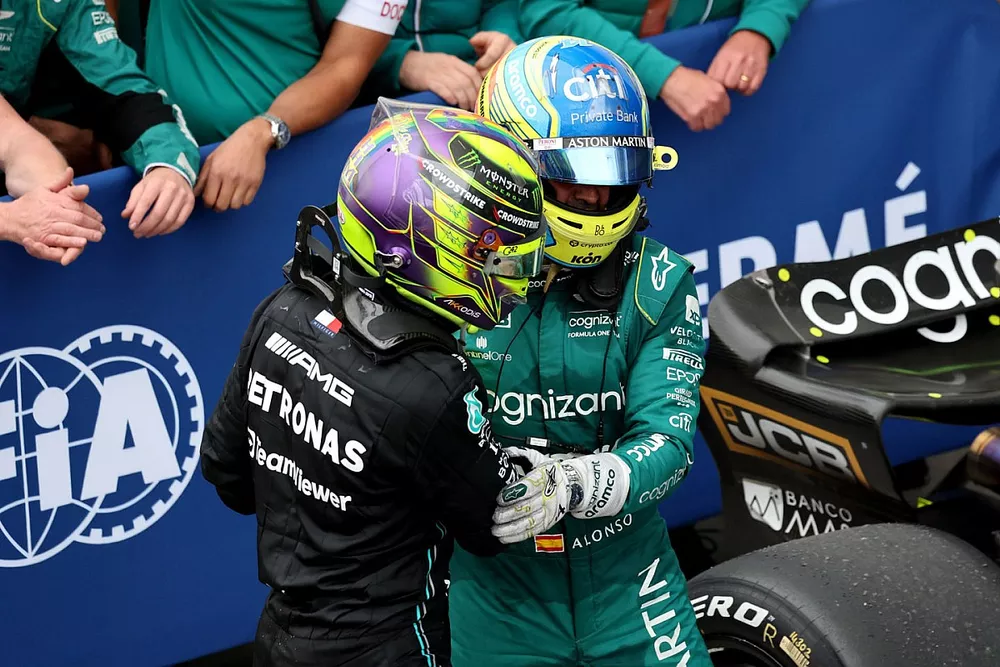 Lewis Hamilton, Mercedes-AMG, troisi&egrave;me, Fernando Alonso, Aston Martin F1 Team, deuxi&egrave;me, dans le parc ferm&eacute;
