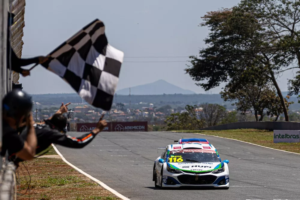 Alexandre Bastos conquista a primeira vit&oacute;ria na Stock Light