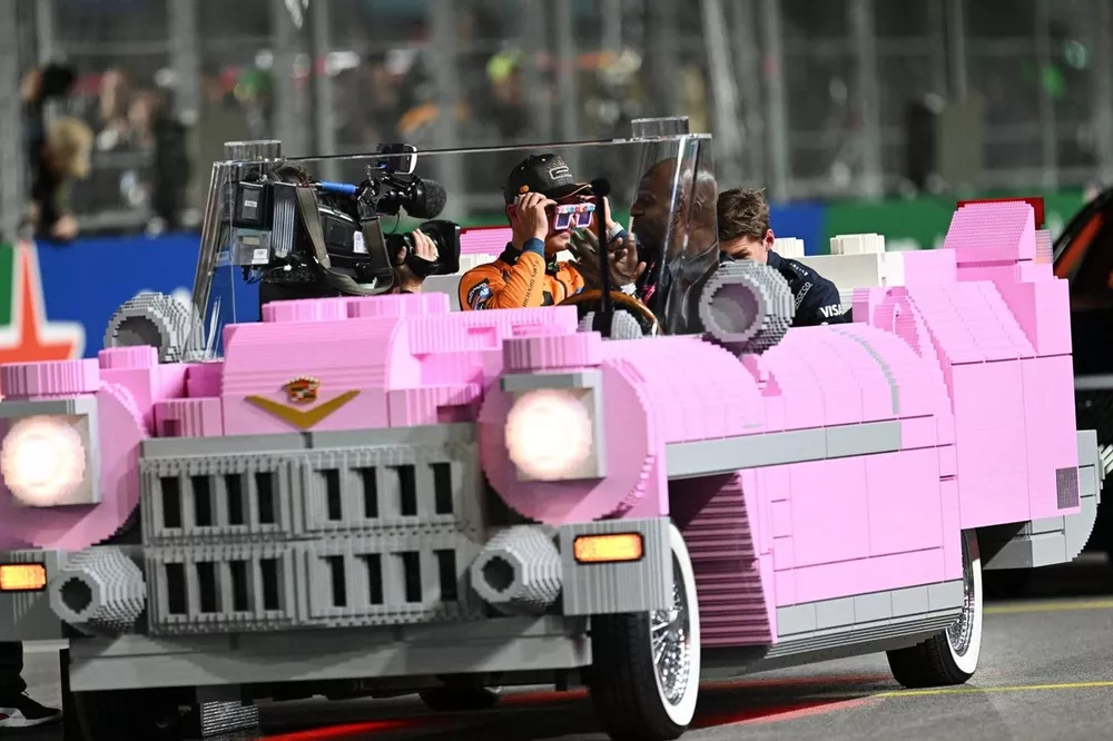 F1ラスベガスGPに登場したピンクの巨大”LEGO製”キャデラック。制作時間