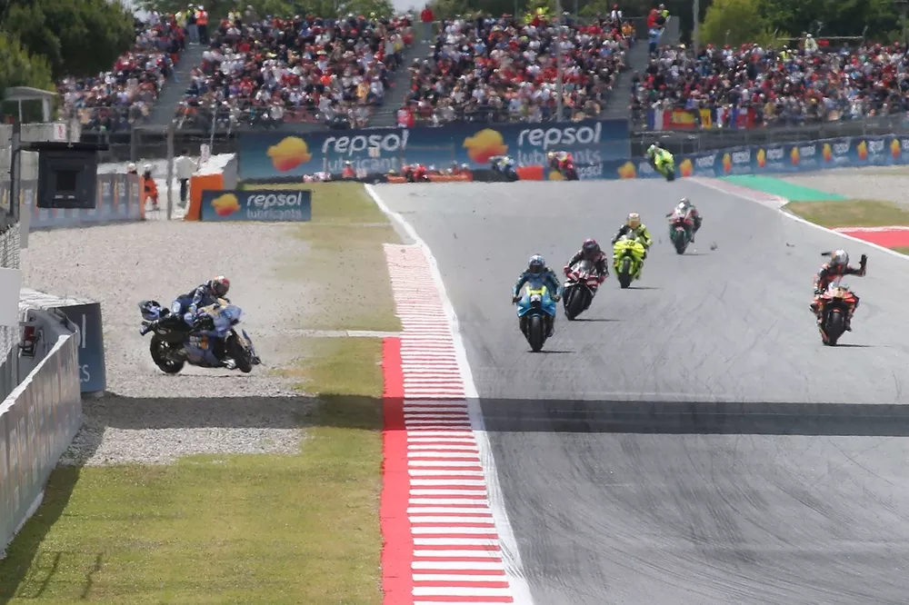 La chute d'Alex Marquez, Gresini Racing, apr&egrave;s le contact avec Pedro Acosta, Red Bull KTM Factory Racing