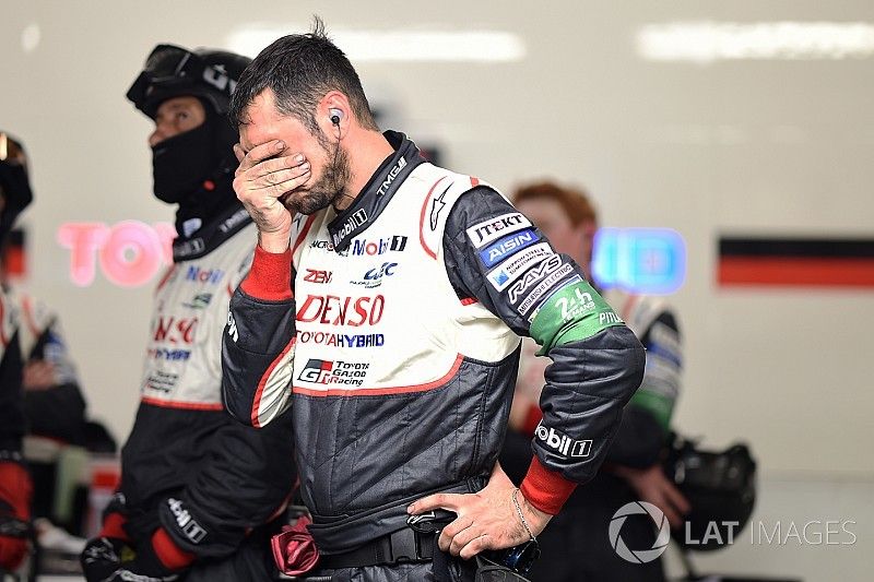 Los miembros del equipo Toyota Gazoo Racing reaccionan al retiro del coche  #7