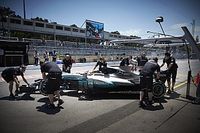 Wolff se dice "preocupado" por el viernes de Mercedes en Bakú