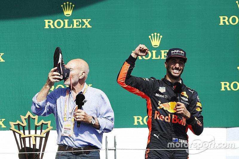 Professor Xavier experimenta "shoey" de Ricciardo