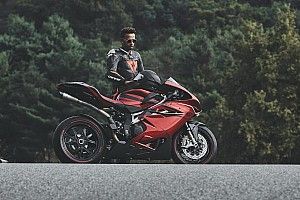 Anuncian que Lewis Hamilton "competirá"en Moto GP