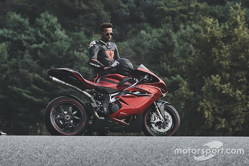 Anuncian que Lewis Hamilton "competirá"en Moto GP