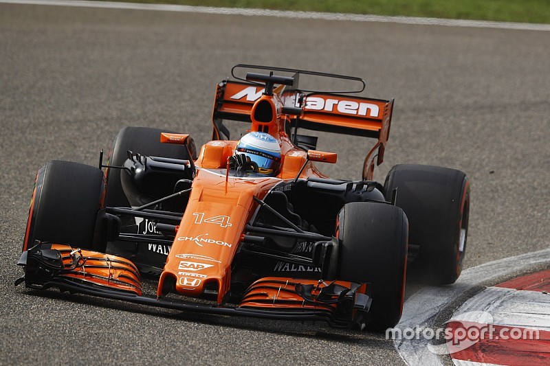 Alonso: "A legszürreálisabb élmény volt a Mercedessel versenyezni"