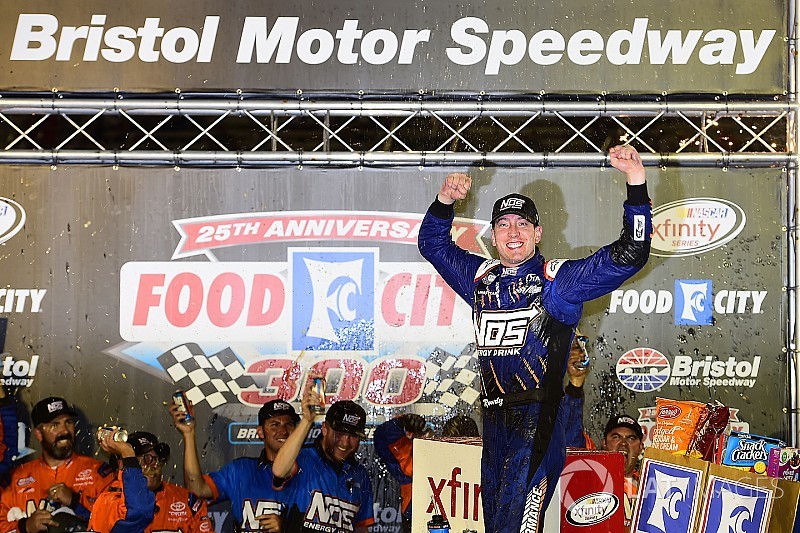 Imbatível, Kyle Busch vence prova da Xfinity Series