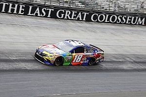 Kyle Busch wins Stage 1 at Bristol with last-lap pass on Larson
