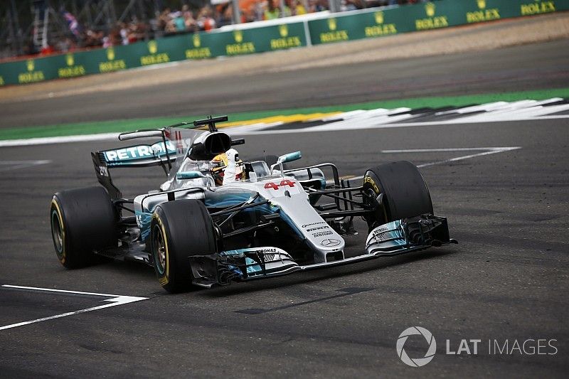 Lewis Hamilton, Mercedes AMG F1 W08, fête la victoire à la fin de la course