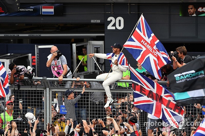 【F1】マーク・サットン、イギリスGPの”1枚”「観衆に囲まれる王者」