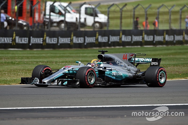Hamilton domina corrida na Inglaterra com drama para Vettel