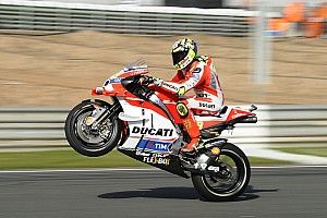 Iannone beats Rossi and injury to claim final Ducati podium