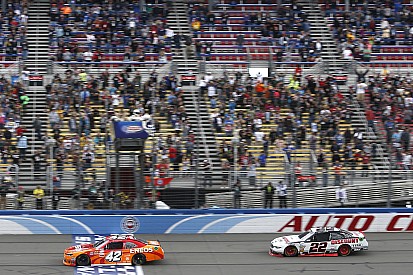 Em prova emocionante, Larson derrota Logano em Fontana