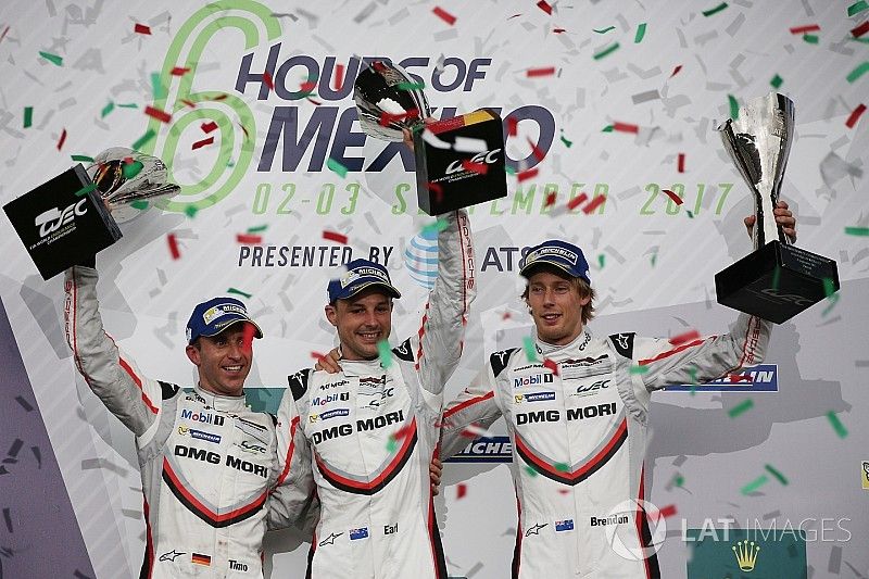 Podium: racewinnaars Timo Bernhard, Earl Bamber, Brendon Hartley, Porsche Team