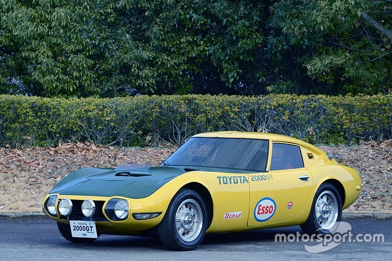 トヨタ2000GTが神宮外苑に登場。2016年クラシックカー・フェスティバル