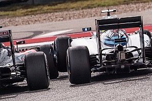 Kisah di balik foto: Alonso bersenggolan dengan Massa di Austin