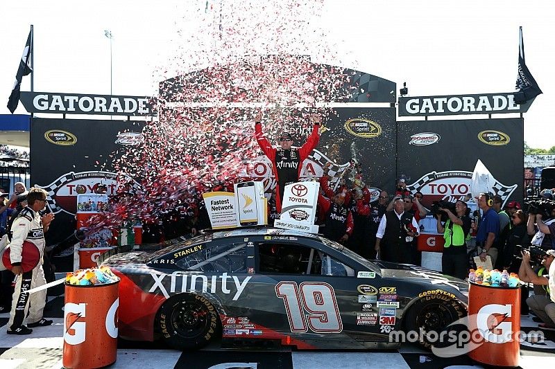 Carl Edwards le arrebata la victoria a Kyle Busch en Richmond