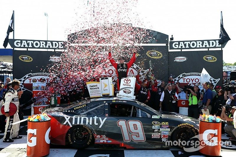 Carl Edwards, Joe Gibbs Racing Toyota ganador de la carrera