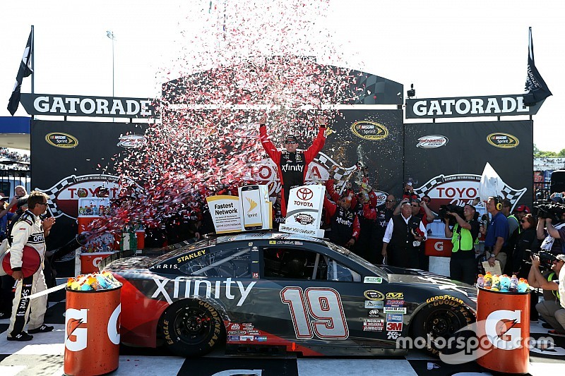 Carl Edwards le arrebata la victoria a Kyle Busch en Richmond
