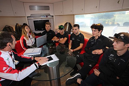 Briefing time per i piloti dello Scholarship Programme