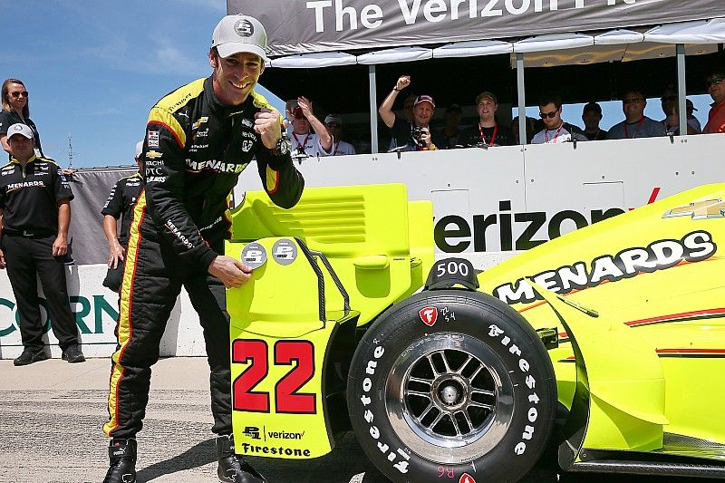 Polesitter Simon Pagenaud, Team Penske Chevrolet