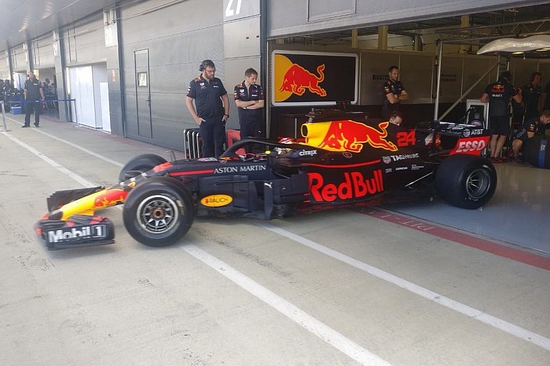 Red Bull, Williams y Haas han probado las Pirelli 2019 en Silverstone