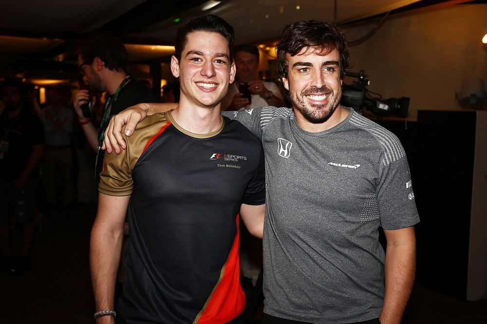 Cem Bolukbasi, Fernando Alonso, McLaren  en la E-Sports arena