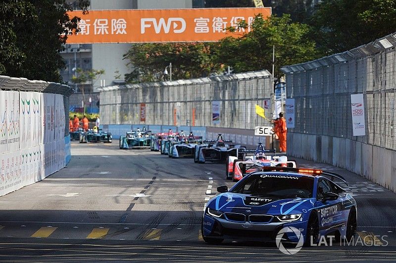 The race starts behing the Safety Car