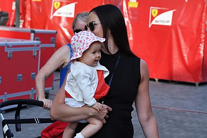 Räikkönen ünnepel: 2 éves lett a kislánya