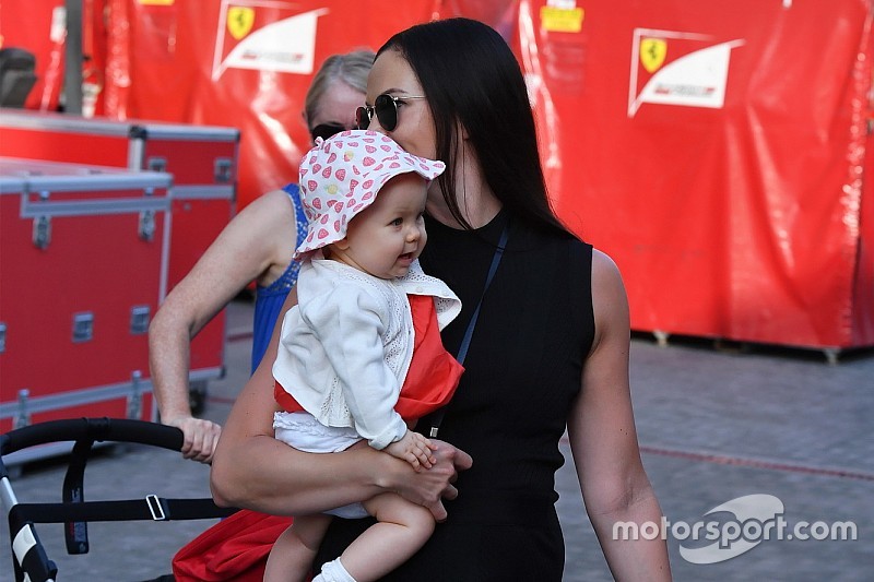 Räikkönen ünnepel: 2 éves lett a kislánya