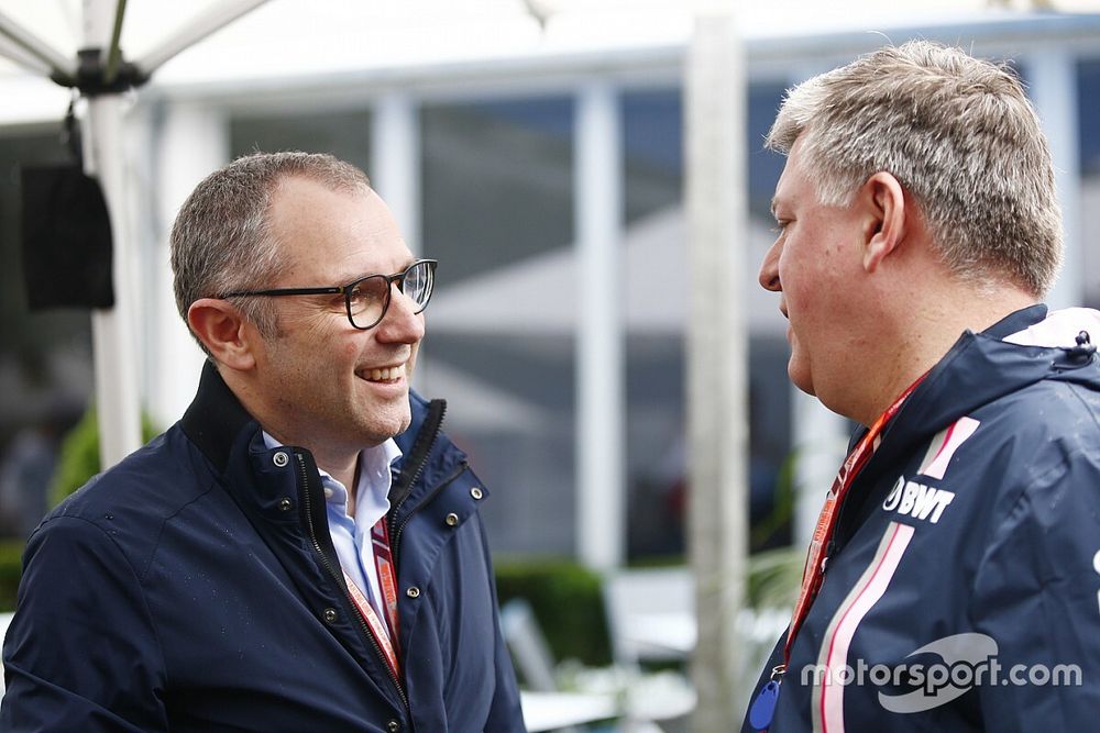 Stefano Domenicali et Otmar Szafnauer, directeur des opérations, Force India, dans le paddock