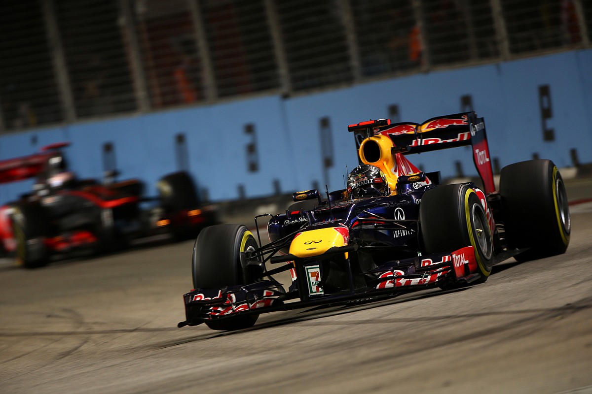 Vettel dübörgős V8-as F1-es köre Szingapúrból