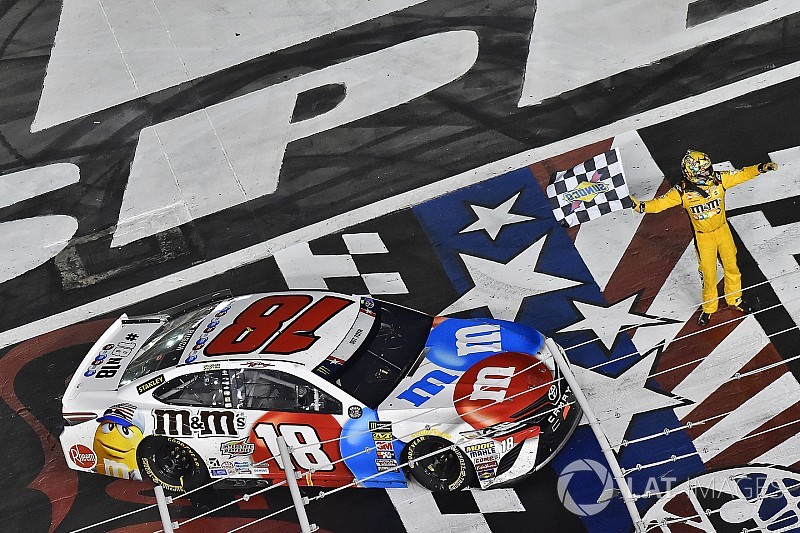 Кайл Буш одержал четвертую победу на этапе NASCAR в сезоне