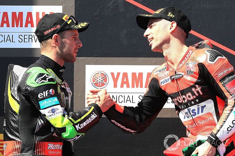 Podium : le vainqueur Marco Melandri, Aruba.it Racing-Ducati SBK Team, le deuxième, Jonathan Rea, Kawasaki Racing