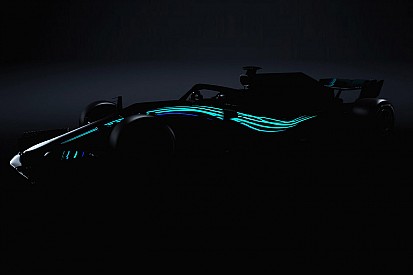 Nem véletlen, hogy négy digitális sáv fut végig a Mercedes W09-en