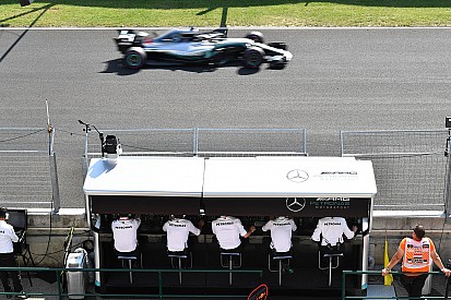 RÁDIOS DA F1: A "bebida" de Kimi e a discussão de Alonso