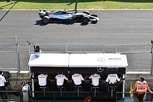 RÁDIOS DA F1: A "bebida" de Kimi e a discussão de Alonso