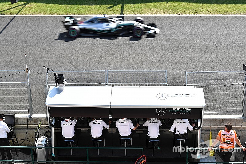 RÁDIOS DA F1: A "bebida" de Kimi e a discussão de Alonso