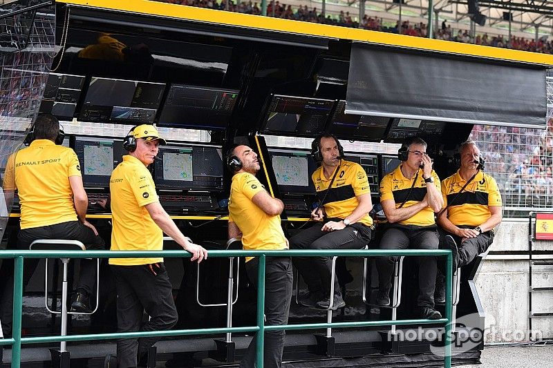 Renault Sport F1 Team pit wall gantry