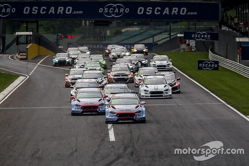Michelisz mellett Esport WTCR-ben is magyar bajnok lehet