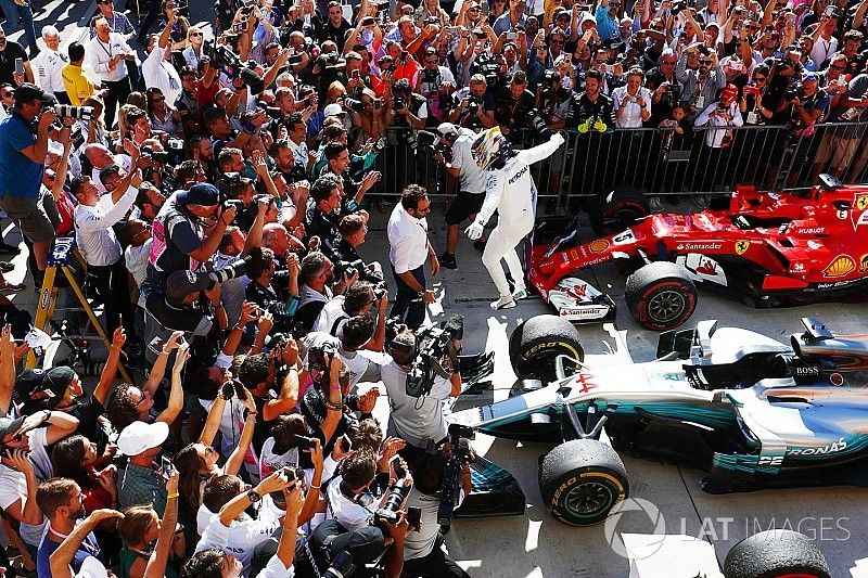 Lewis Hamilton, Mercedes AMG F1 W08, salta de su coche en  Parc Ferme después de ganar