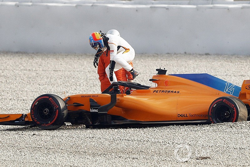 Alonso provoca primeira bandeira vermelha dos testes