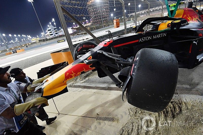 La monoposto incidentata di Max Verstappen, Red Bull Racing RB14 viene recuperata durante la Q1