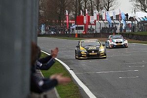 Brands Hatch BTCC: Goff holds off Turkington to win opener