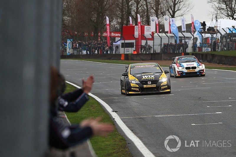 Brands Hatch BTCC: Goff holds off Turkington to win opener