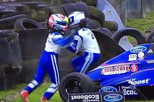 VÍDEO: companheiros brigam após acidente na F4 inglesa