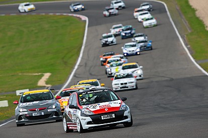 Видео: массовая авария на первом круге гонки Renault Clio Cup