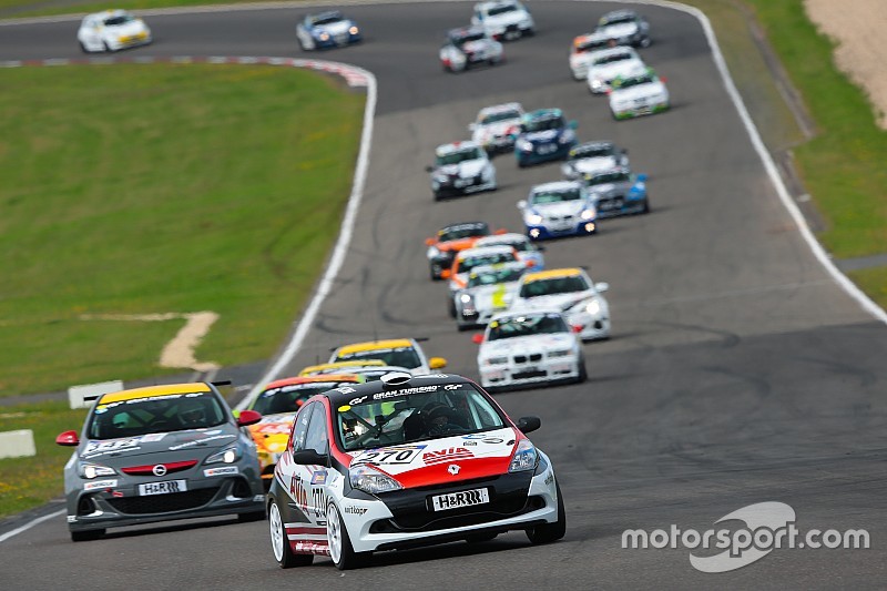 Видео: массовая авария на первом круге гонки Renault Clio Cup